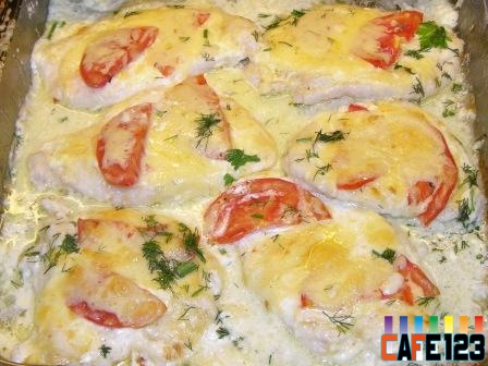 Куриная грудка, запеченая с помидором, майонезом и сыром